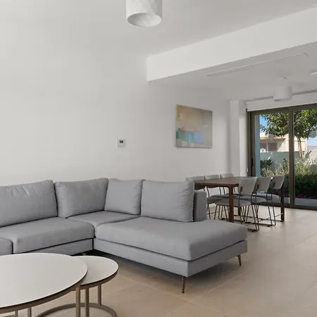 Serenity Waves 26 וילה לרנקה